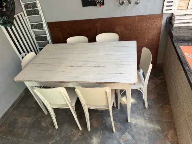 Mesa c/ 06 cadeiras em madeira maciça Branca C 1,45 mts x L 0,89cm x A x 0,80cm