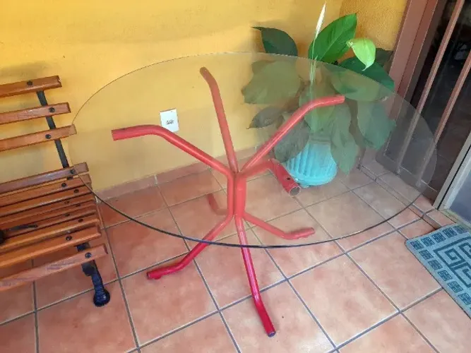 Mesa tubular vermelha em bom estado