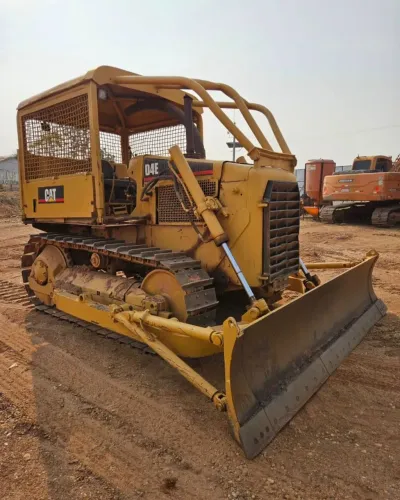TRATOR DE ESTEIRA D4