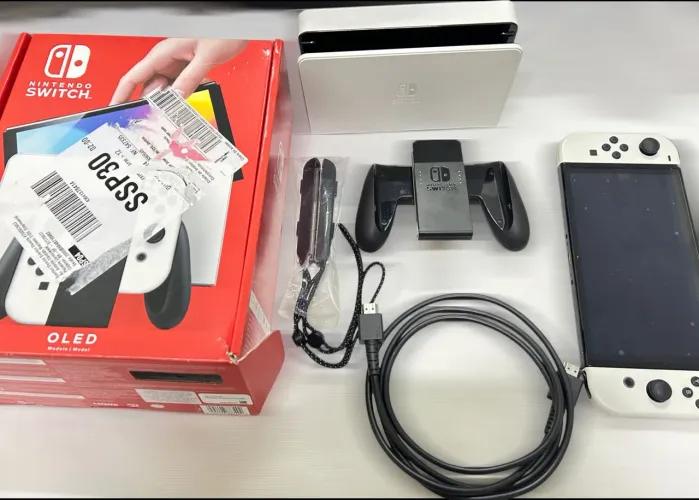Nintendo Switch OLED Branco Semi-Novo - Completo na Caixa