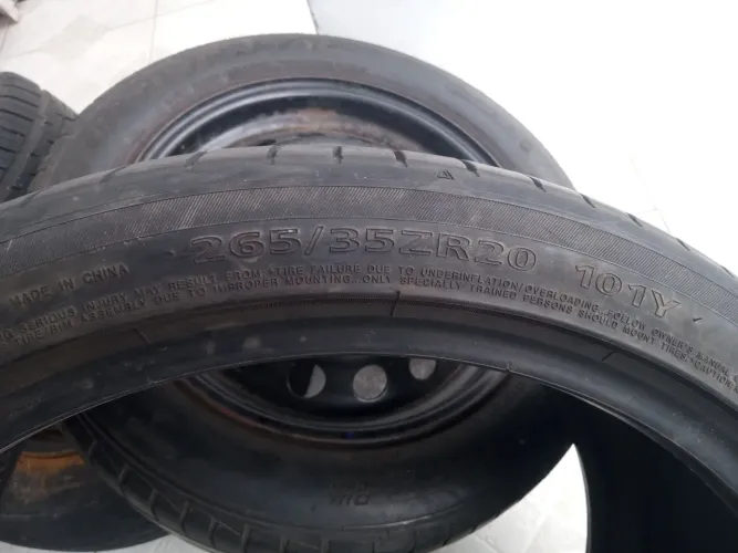 Pneu Delinte 265 35 R 20 filé.