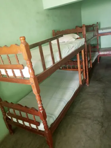 Vende-se Conjunto de 4 Camas beliches S/Colchão e 1 Conjunto com Colchão Cada 500,00