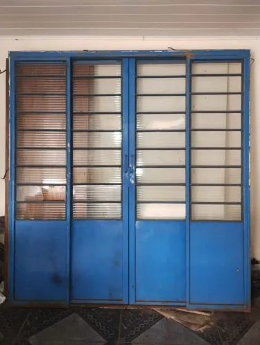 Porta de correr, feita em serralheria