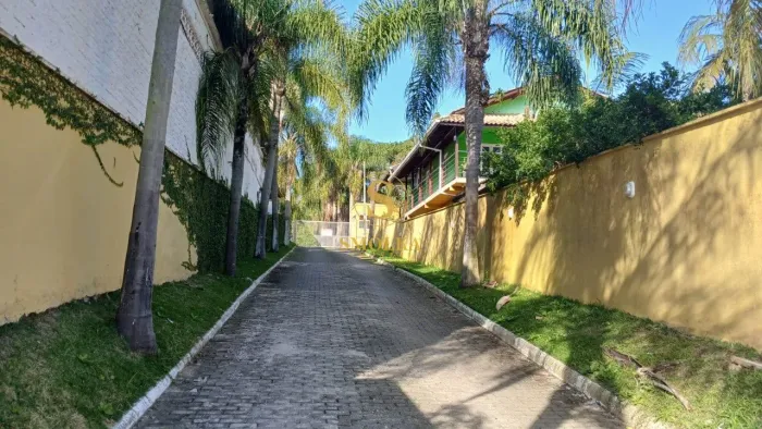 Terreno à venda em condomínio fechado no Ratones