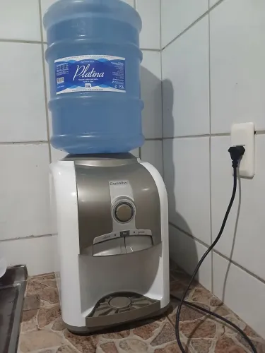 Bebedouro De Mesa Esmaltec EGM30 127V Branco Com Compressor e Abertura Automática