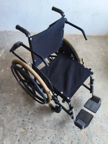 CADEIRA DE RODAS EM ALUMÍNIO.