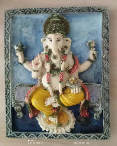 Deusa Indú Ganesha, em resina e colorida