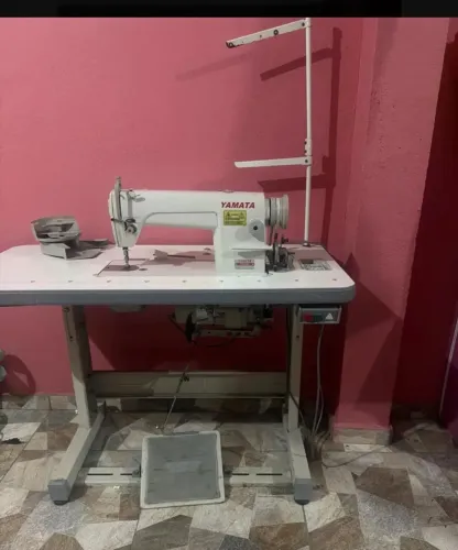 Máquina de costura reta