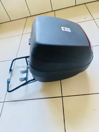 Vendo kit baú e suporte para motos.