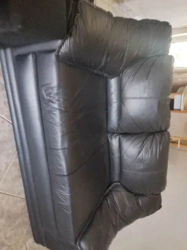 Vendo 2 sofás pretos muito confortáveis