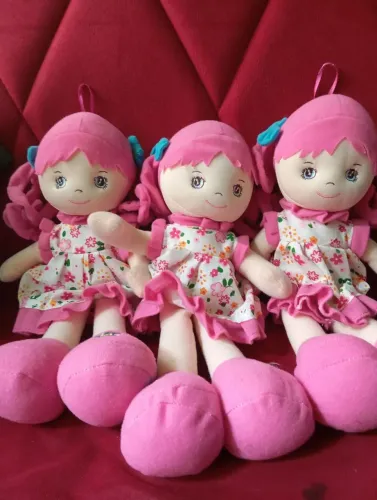 Vendo três bonequinhas de pano,Tam:29