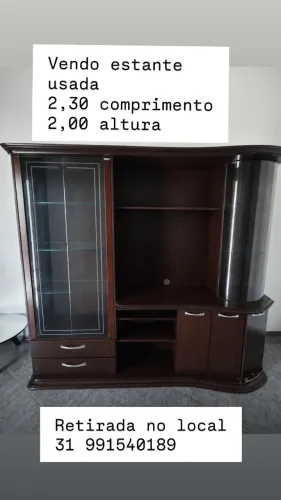 Estante com cristaleira