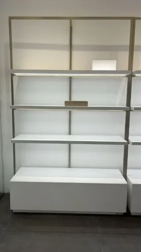 Mobiliário completo para loja de alto padrão: expositores com iluminação, balcão, displays