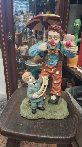 Estatueta Palhaço em resina policromada  e criança - 36 cm alt.