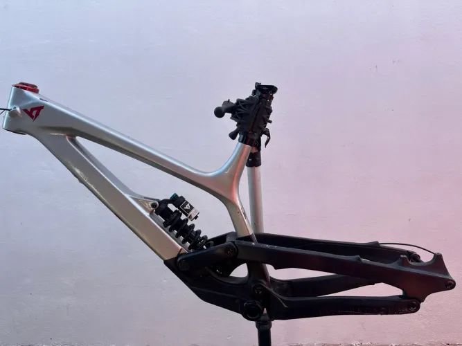 Quadro YT Tues Carbon 29 Large / shock fox Downhill