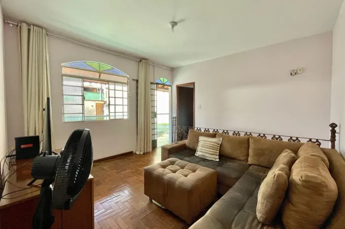 Casa à Venda - Fernão Dias, 3 Quartos, 380 m2