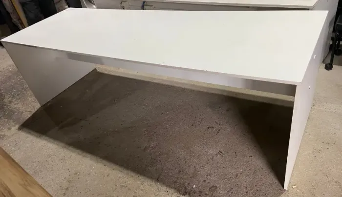 Escrivaninha branca de mdf, em ótimo estado.
