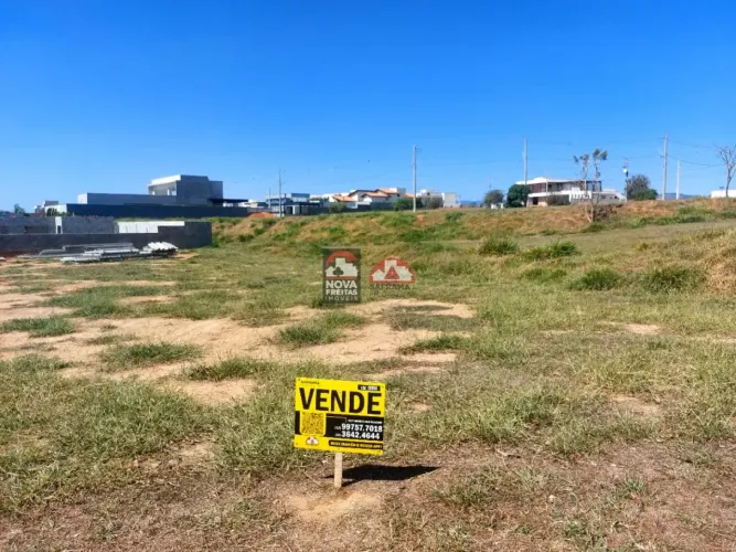 Terreno à Venda no Condomínio Colonial Village II - Pindamonhangaba
