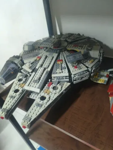 1381 - Millennium Falcon LEGO paralelo