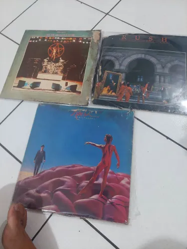 Vendo 3 lps do rush. (rush hemispheres. Rush all the wold's a stage. Rush moving pictures