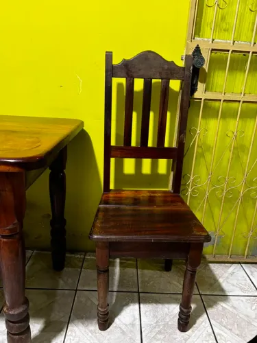 Conjunto de jantar com 6 cadeiras de madeira 