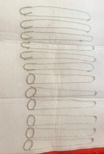 Vende-se Lote com 12 Correntinhas com Pingentes foliados de Prata.