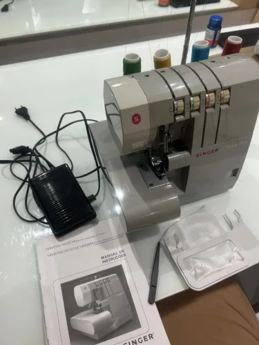 Máquina de costura Ultralook