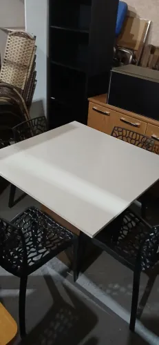 Mesa com 4 cadeiras em otimo estado