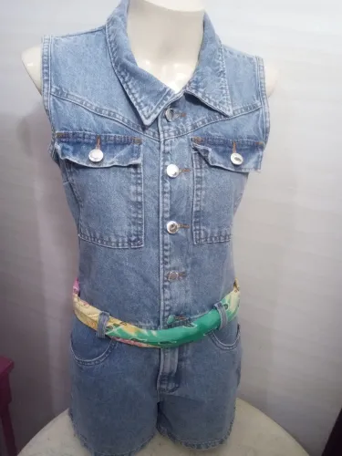 MACACÃO JEANS C QUATRO BOLSOS FRONTAIS, ESPAÇO PARA USAR CINTO. VESTE DO 36 AO 38.