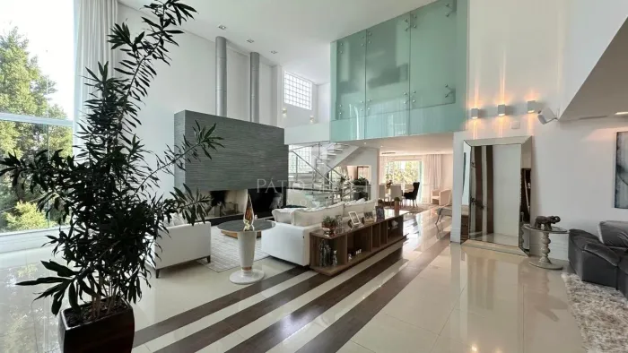 Casa luxuosa, localizada no Campo Comprido, com área total de 695m², 04 Suítes, 04 Vagas,