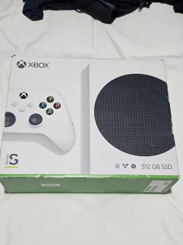 Console Xbox Series S na caixa