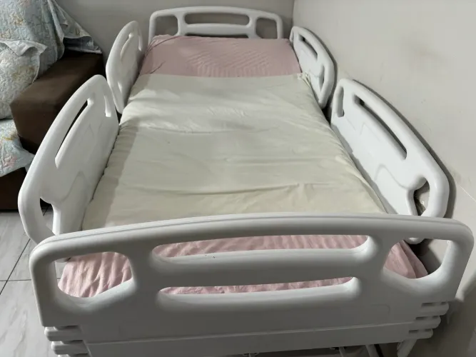 Cama hospitalar ajustável a manivela