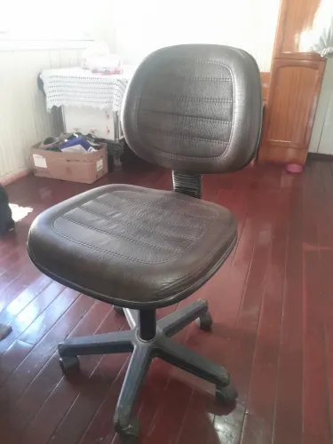 Cadeira de couro sintético usada