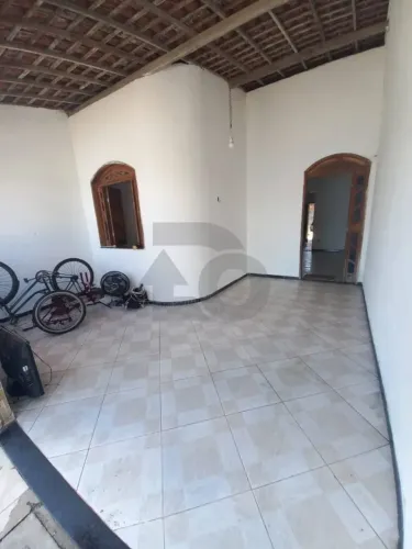 Casa Ampla à Venda no Santos Dumont com 3 Quartos e Vaga de Garagem