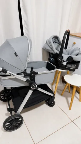 Vendo esse lindo carrinho + Bebê conforto 