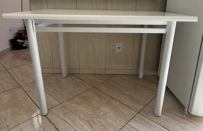 Mesa R$ 200,00 116 cm de comprimento 76 cm de largura.