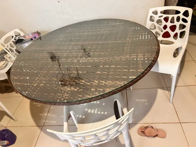 mesa com acabamento em fibra trançada e tampo de vidro