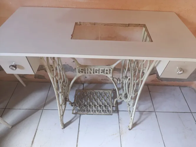 Mesa junto com pé de máquina antiga modelo SINGER com duas gavetas 