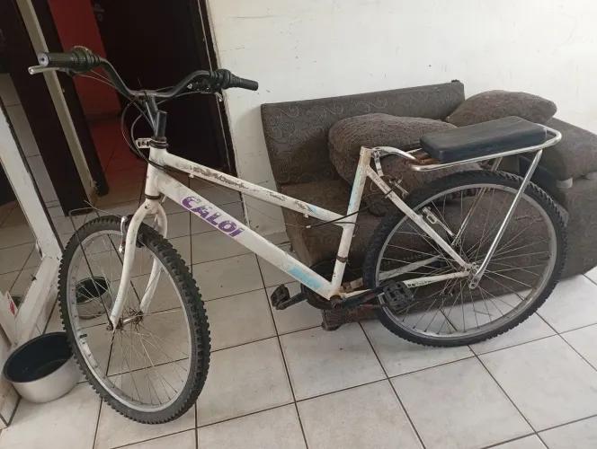 Bike CALOI aro 26 só está com o pneu traseiro está furado e o aro está quebrado R$: 150