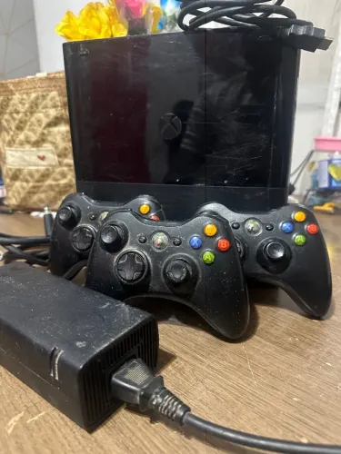 Xbox 360 Bloqueado c/3 controles com leve defeito