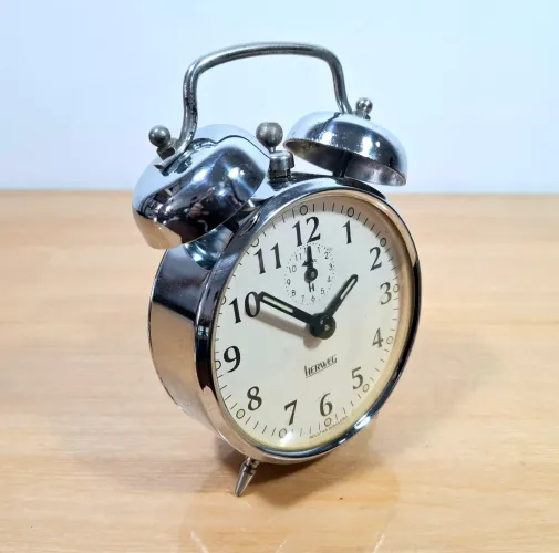 Relógio despertador Herweg anos 90 funcionando.
