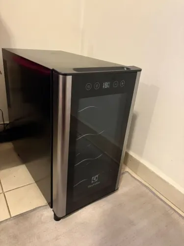 Adega de vinho Electrolux 8 Garrafas - Acabamento em alumínio - ACB08 - Bivolt