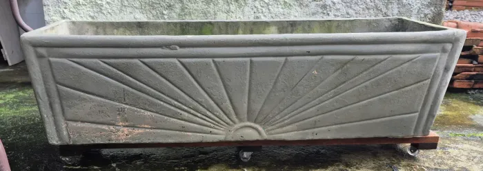 Jardineira em cimento com suporte de madeira com rodinhas