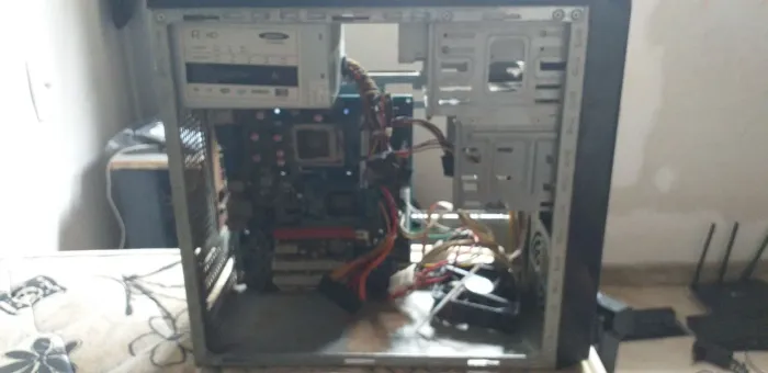 Gabinete com placa mãe fonte