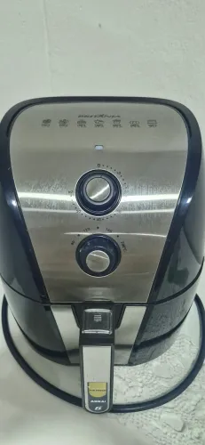 Air Fryer Britânia, pouco usada e em perfeito funcionamento.