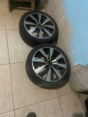 Vendo jogo de roda aro 17 dois pneus novos e 2 meia vida 