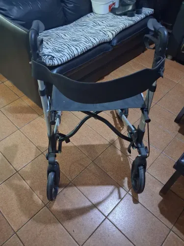 Andador Adulto 4 Rodas Com Freios Marca Praxis