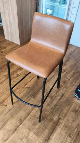 Duas banquetas alta couro caramelo CasaA