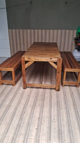Mesa feita em palete invernizada .