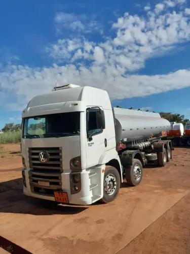 Caminhão tanque de combustível